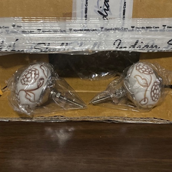 India Shelf White/Brown Etched Ceramic Pull Handle Knob Set of 2 Handcrafted - Picture 2 of 2